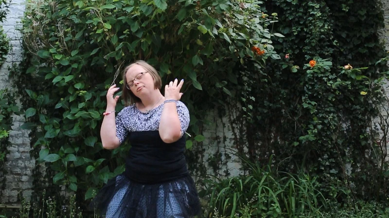 Une intervenante semble danser dans un jardin