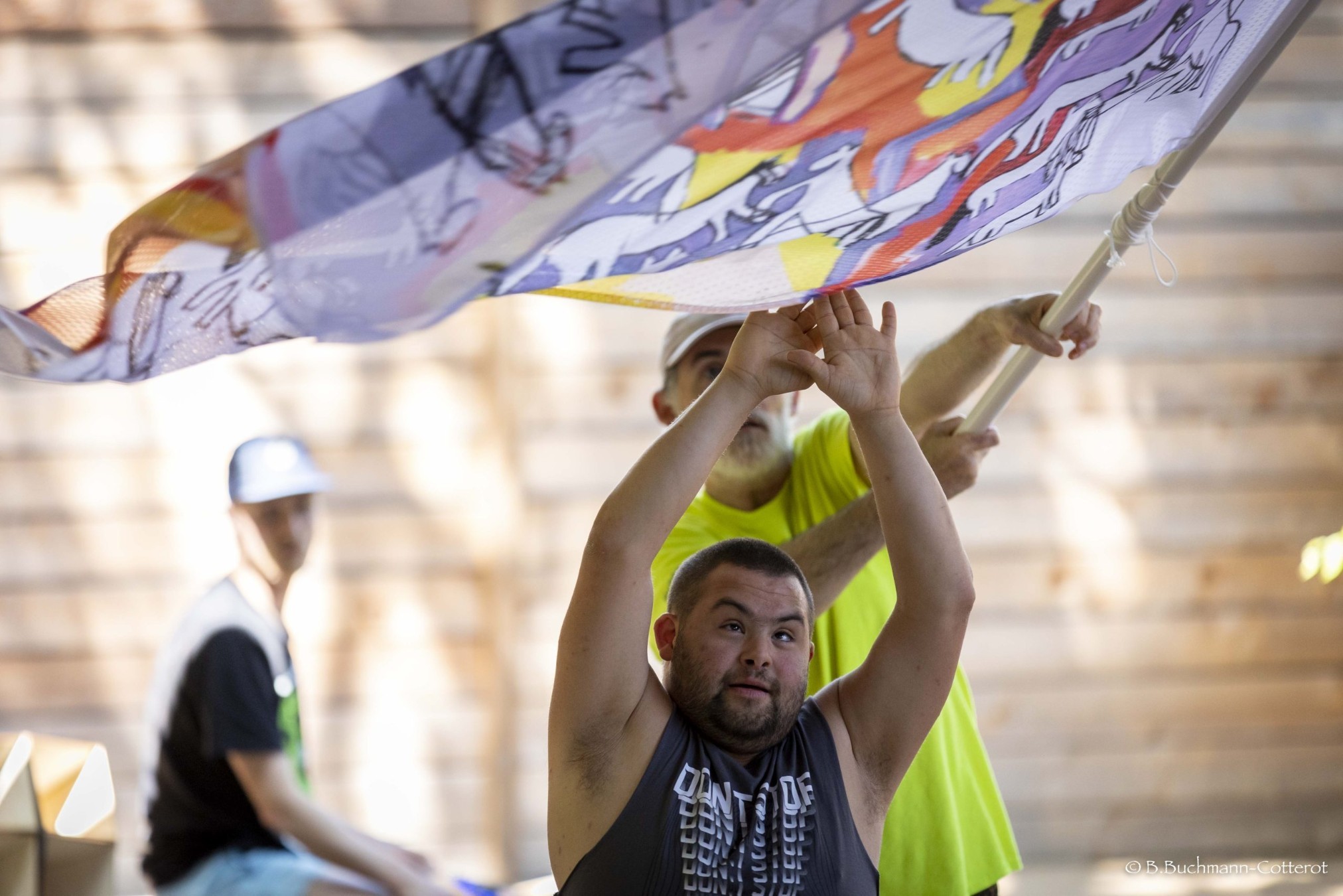 Photographie du spectacle : Gaël Santisteva agite un drapeau, que touche Saaber Bachir