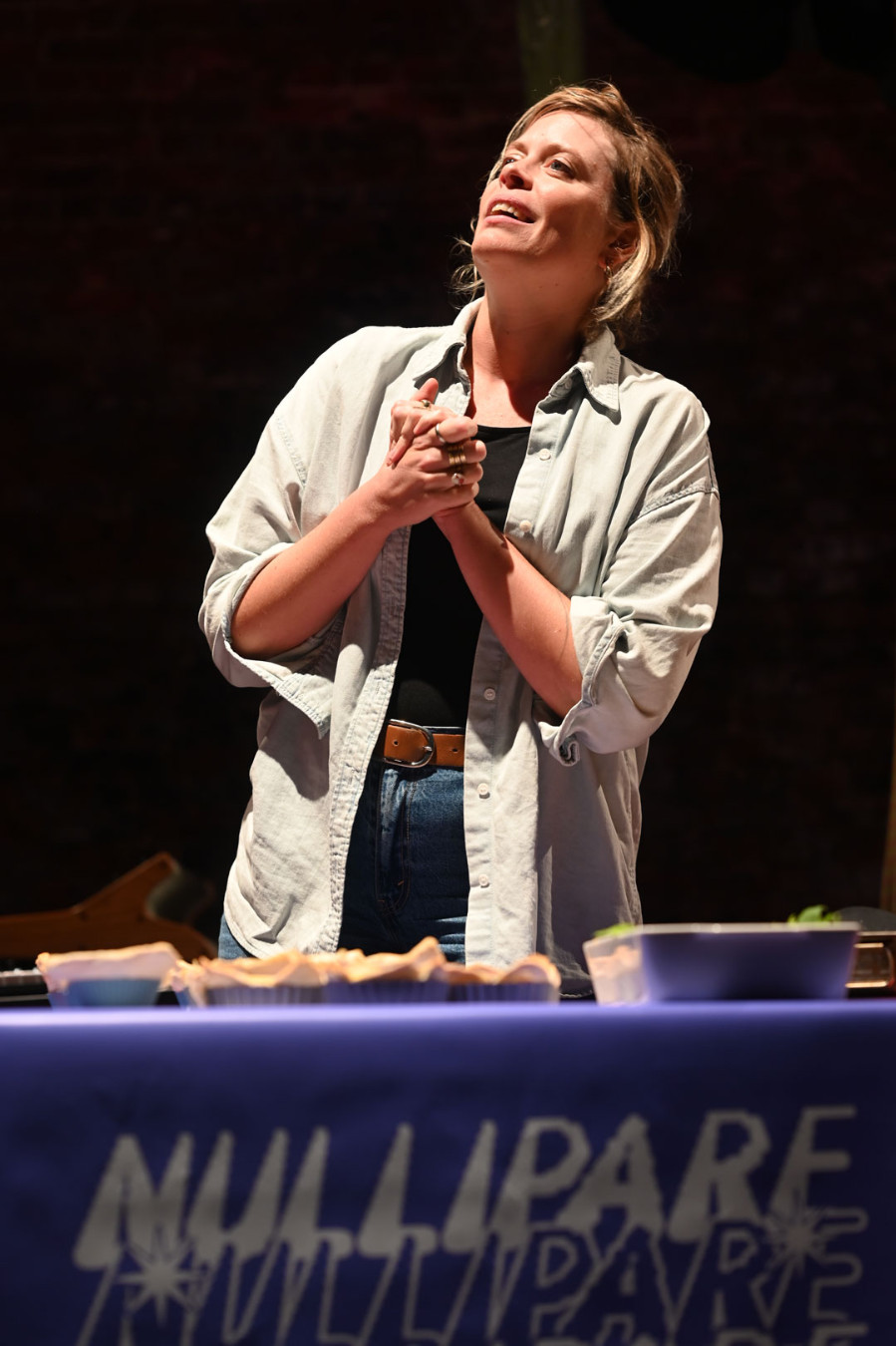 Zoé Janssens présente sa création, NULLIPARE, qui aura lieu au Théâtre de la Vie du 2 au 30 mars 2026