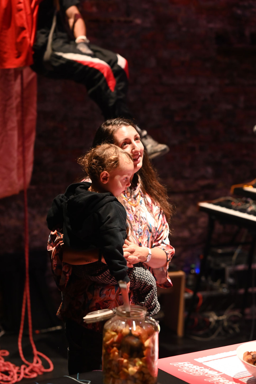 Anissa Brennet (et son enfant dans les bras) présente le festival Freestyle Lab, qui aura lieu au Théâtre de la Vie et aux Halles de Schaerbeek du 22 au 28 juin 2026